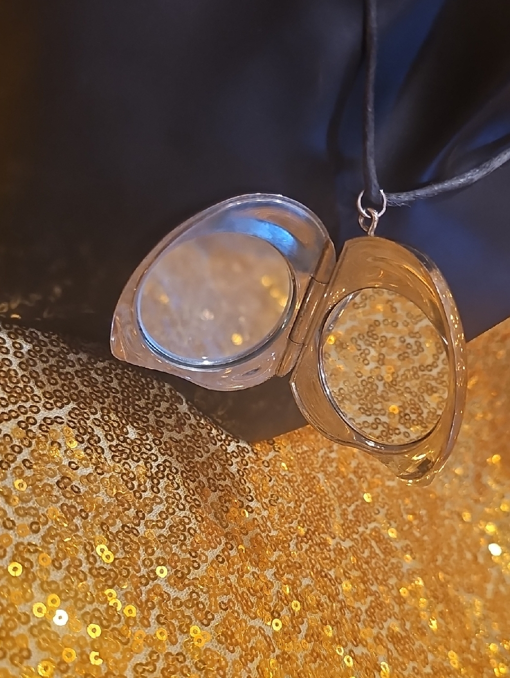 Heart Shaped Necklace Mirror - Picture 4 of 5